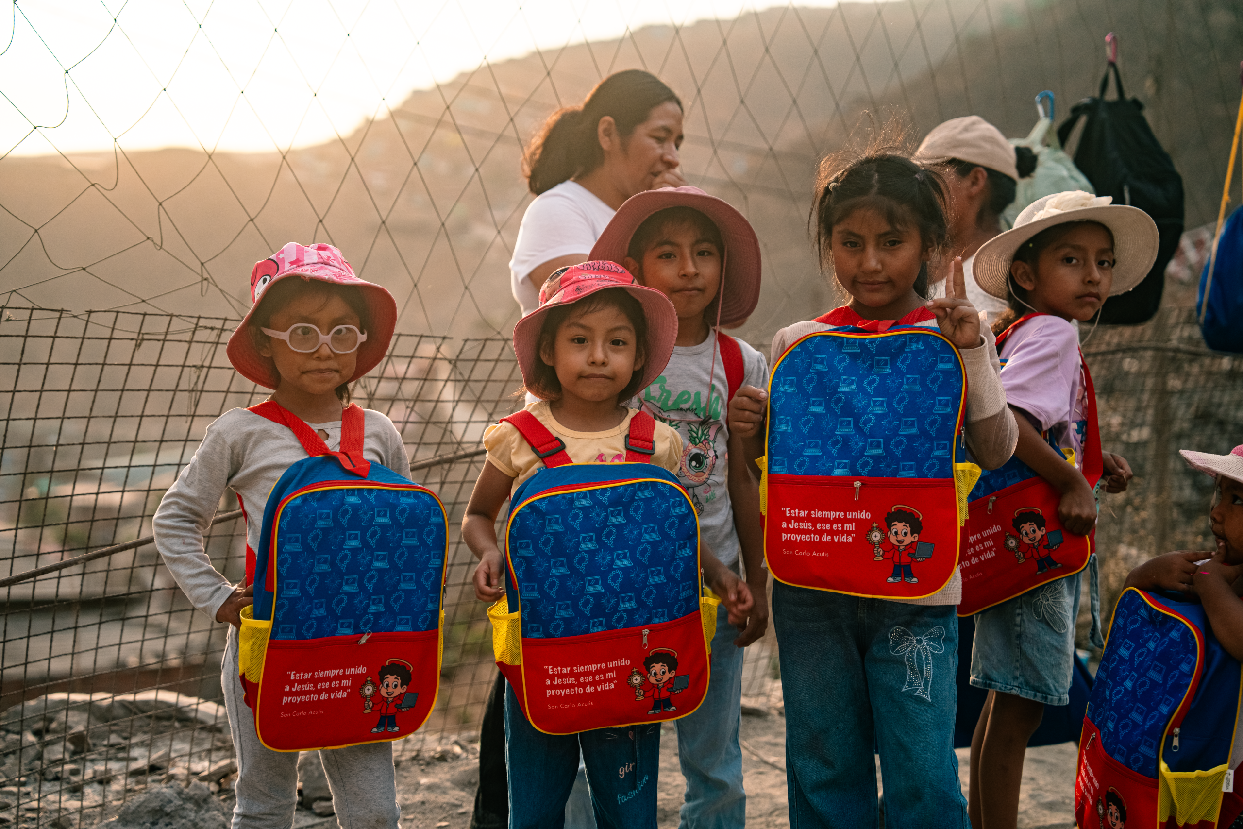 Entrega de mochilas de la campaña “Caritas Felices” en Pamplona Alta